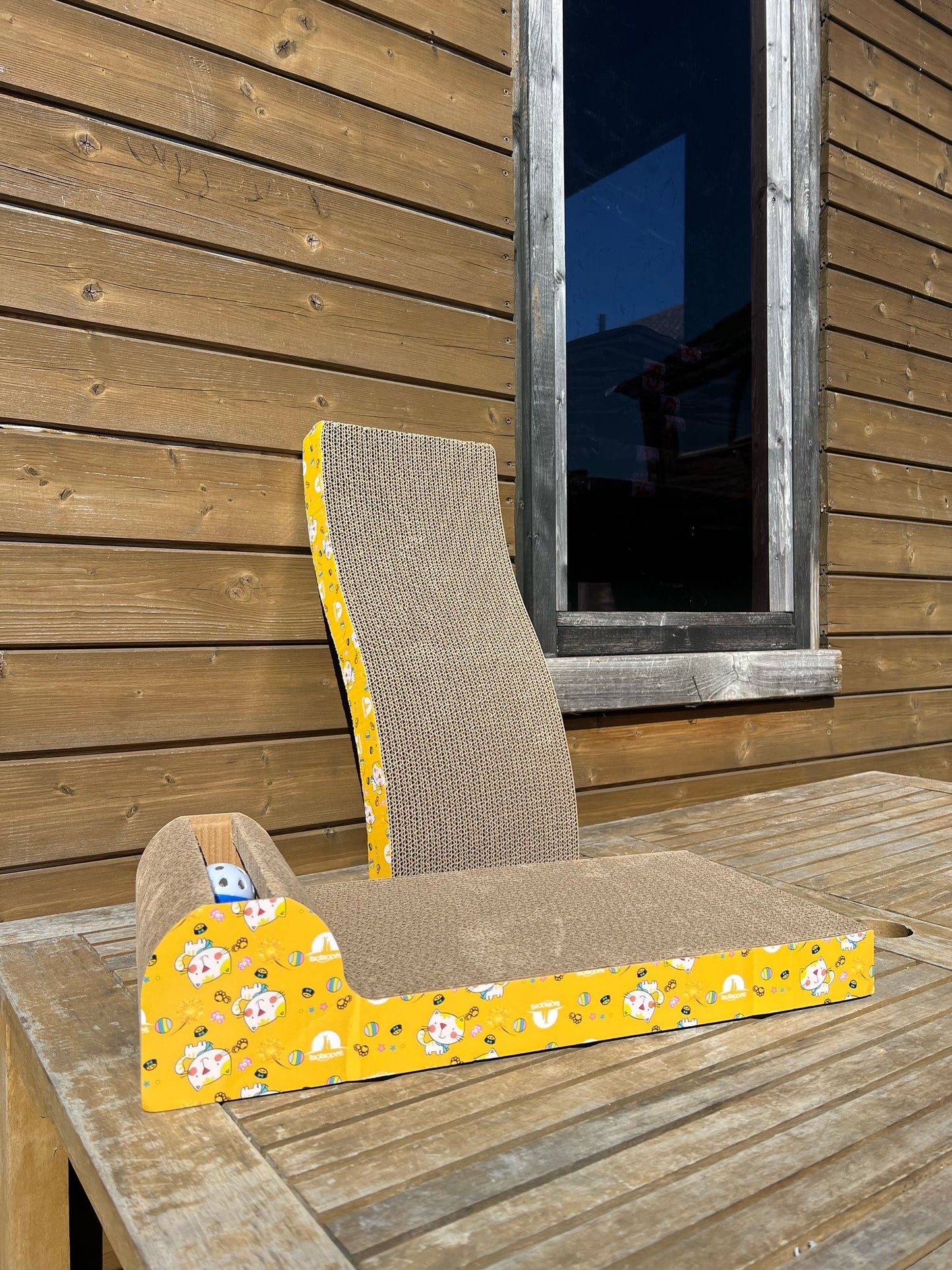 Cat Scratching Board UK – Curved & Flat Designs to Protect Your Sofa & Keep Cats Happy